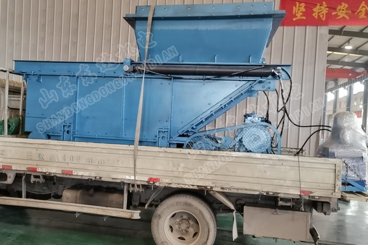 山東東達機電自主研究生產(chǎn)的液壓給煤機發(fā)貨山東某煤礦