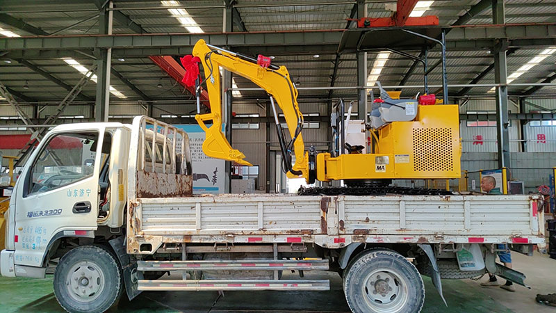 山東東達機電生產(chǎn)的小型迷你挖掘機裝車(chē)發(fā)貨