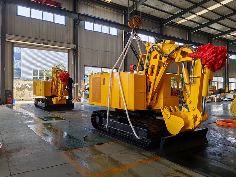 兩臺MWC7.8/3.2L液壓挖掘機準備裝車(chē)發(fā)貨