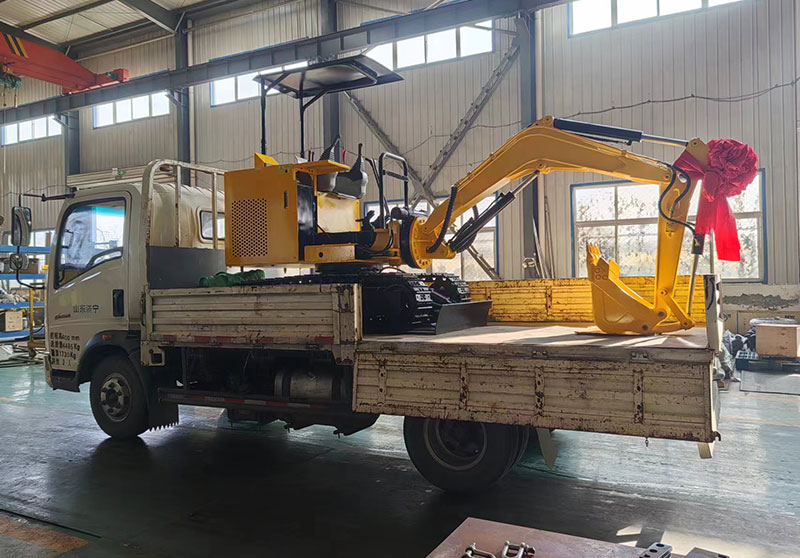 山東東達機電生產(chǎn)的小型挖掘機裝車(chē)發(fā)往河南焦作