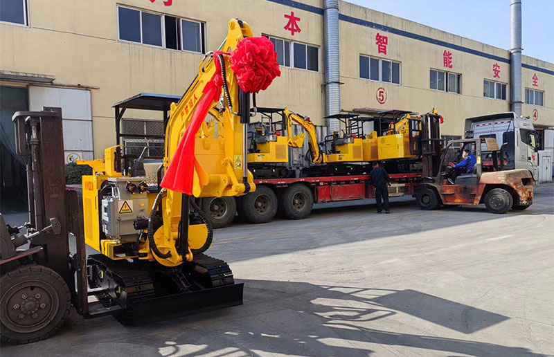 客戶(hù)定制的六臺礦用液壓挖掘機專(zhuān)車(chē)發(fā)貨