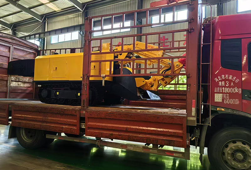 山東東達機電生產(chǎn)的挖掘式裝載機裝車(chē)發(fā)貨